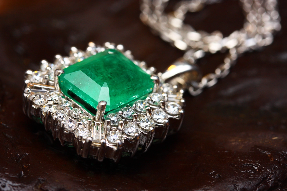 green-kyanite-jewelry-that-radiates-natural-attraction